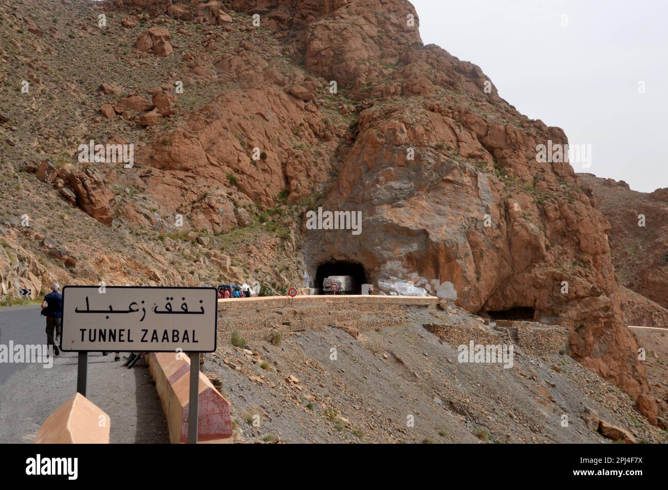 Marocco, montagne dell'Atlante medio: Il tunnel Zaabal nel canyon del fiume Ziz è stato attaccato dalla roccia dai legionari francesi senza l'uso di alcuna specifica Foto Stock