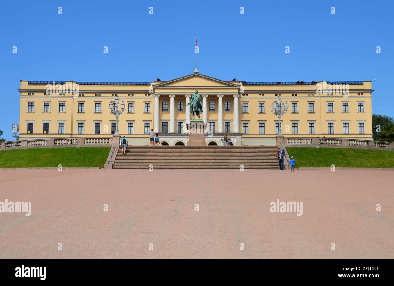 Norvegia, Oslo: Il Palazzo reale (Det Kongelige Slott) fu costruito nel in1824 48 nel regno di Re Carlo III Si affaccia sulla lunghezza della porta Karl Johans. Foto Stock