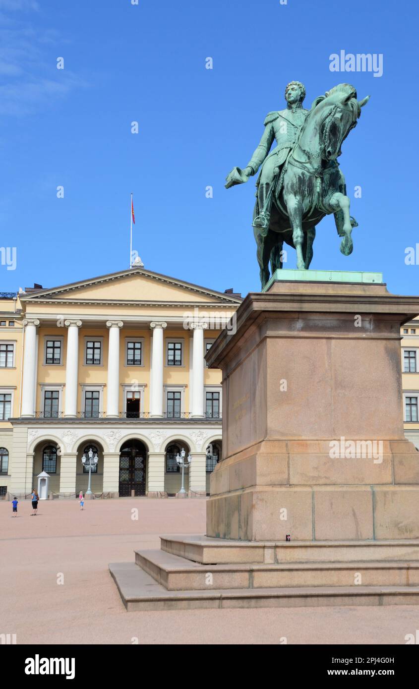 Norvegia, Oslo: Statua equestre del re Carlo Giovanni nella piazza di fronte al Palazzo reale (Det Kongelige Slott), che è stato costruito in1824 48 ° nel Foto Stock