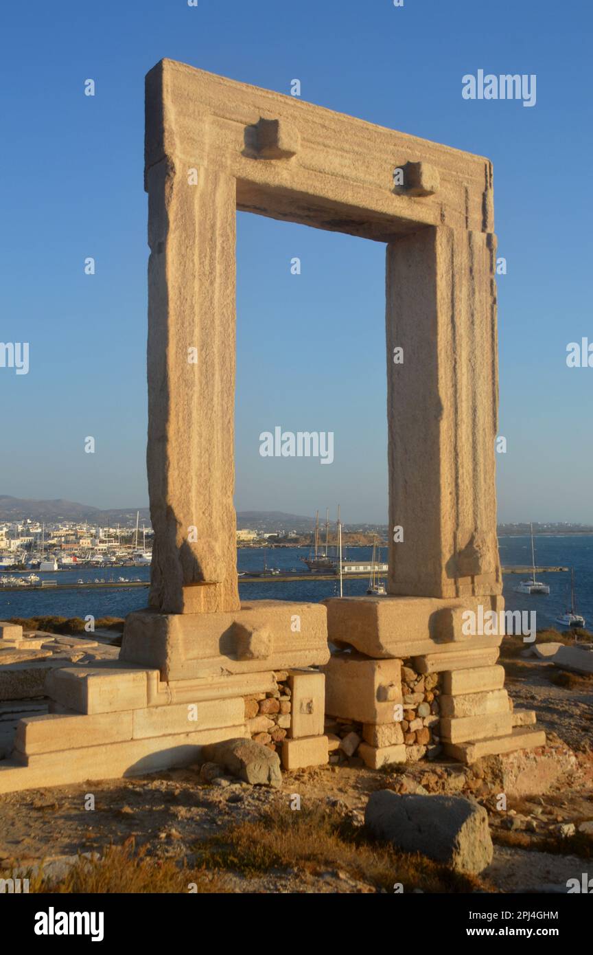 Grecia, Isola di Naxos: Portara o architrave del Tempio incompiuto di Apollo sull'isolotto di Palatia. I lavori furono iniziati nel 530 a.C. dal tiranno Lygda Foto Stock