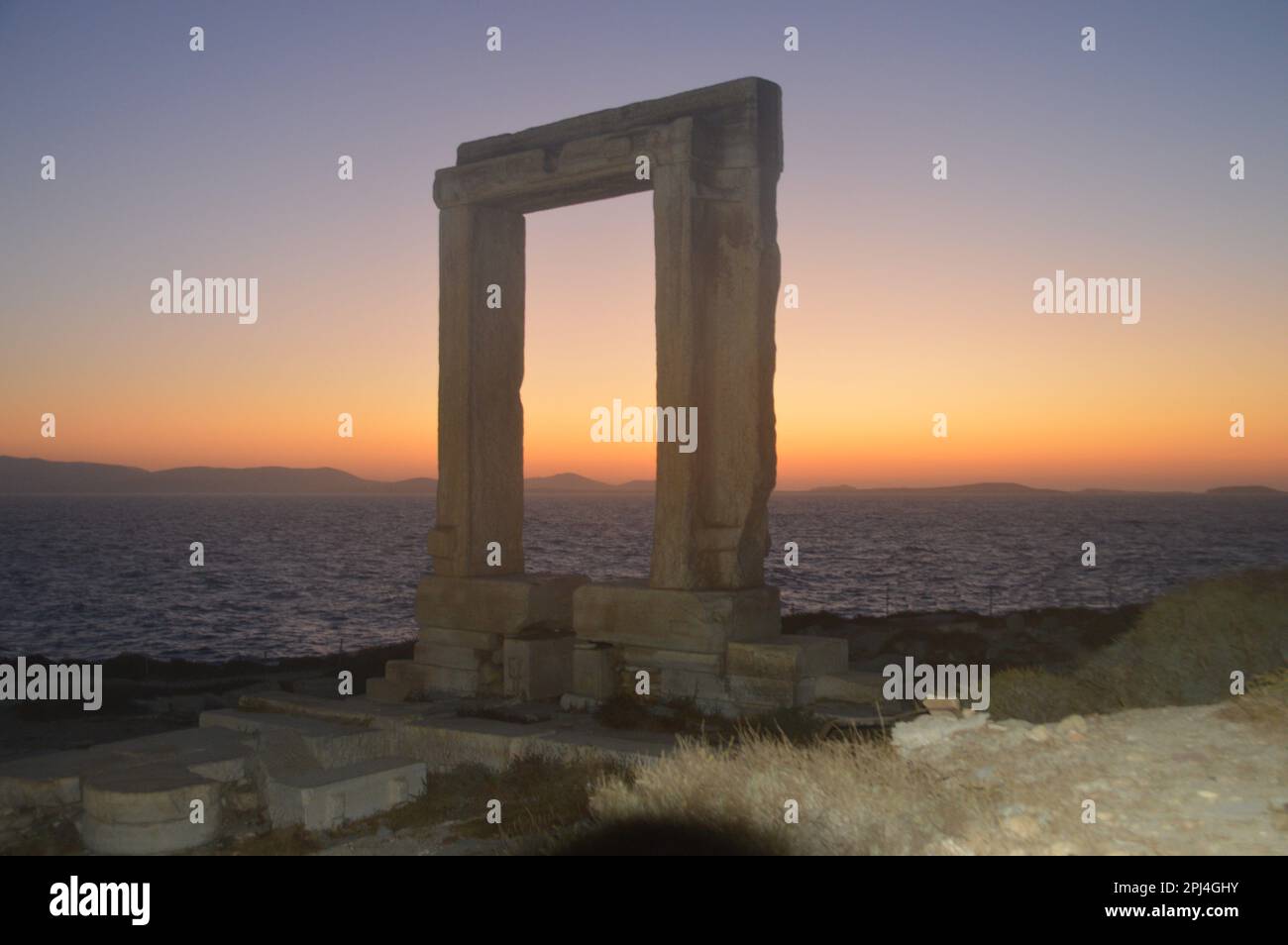 Grecia, Isola di Naxos: Portara o architrave del Tempio incompiuto di Apollo sull'isolotto di Palatia. I lavori furono iniziati nel 530 a.C. dal tiranno Lygda Foto Stock