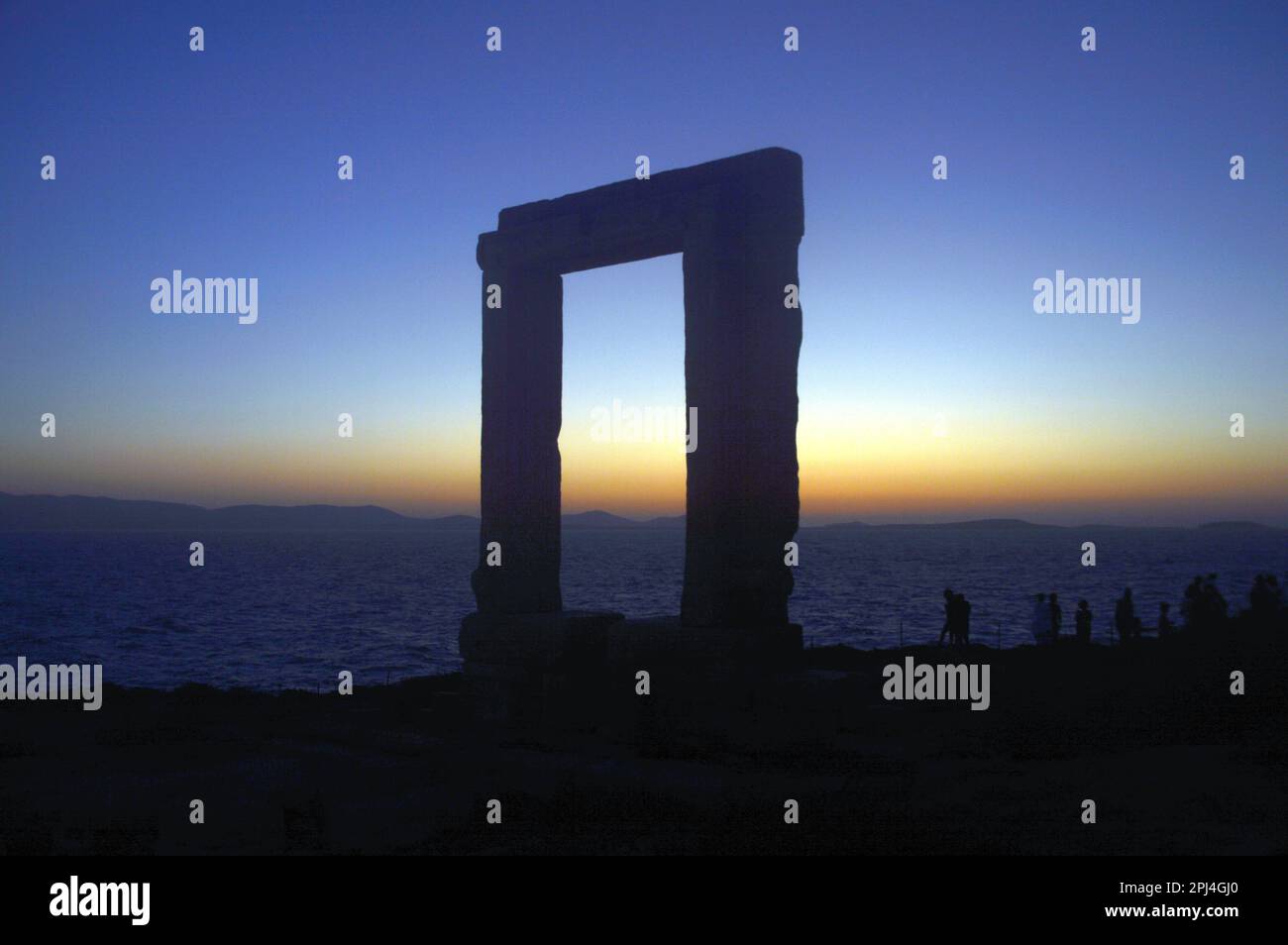 Grecia, Isola di Naxos: Portara o architrave del Tempio incompiuto di Apollo sull'isolotto di Palatia. I lavori furono iniziati nel 530 a.C. dal tiranno Lygda Foto Stock