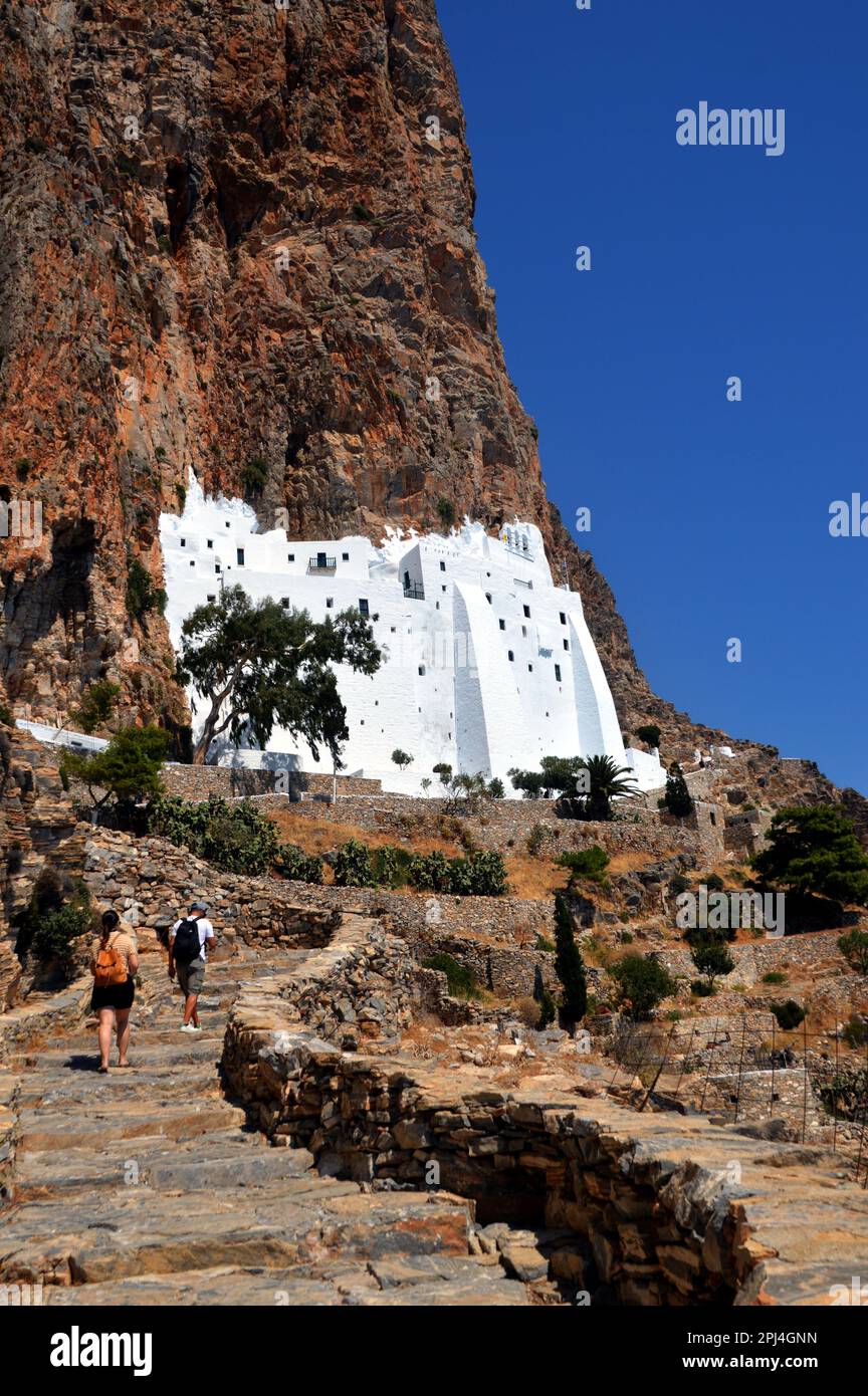 Grecia, Isola di Amorgos: La Santa Monasrettia di Panagia Hozoviotissa, costruita in una cavità delle scogliere precipitose del Monte Profeta Elia circa 300 Foto Stock