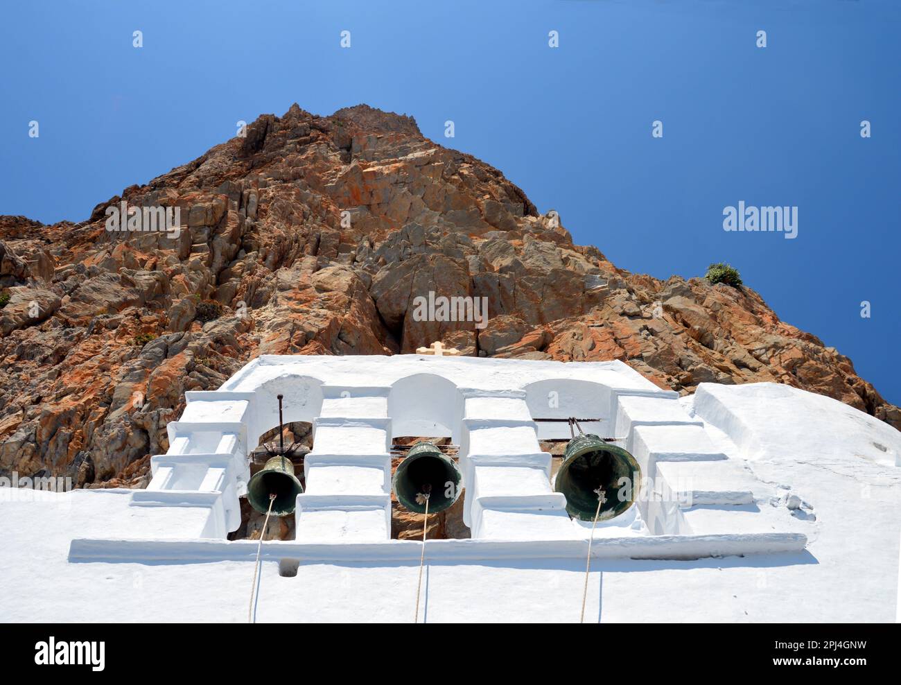 Grecia, Isola di Amorgos: La Santa Monasrettia di Panagia Hozoviotissa, costruita in una cavità delle scogliere precipitose del Monte Profeta Elia circa 300 Foto Stock
