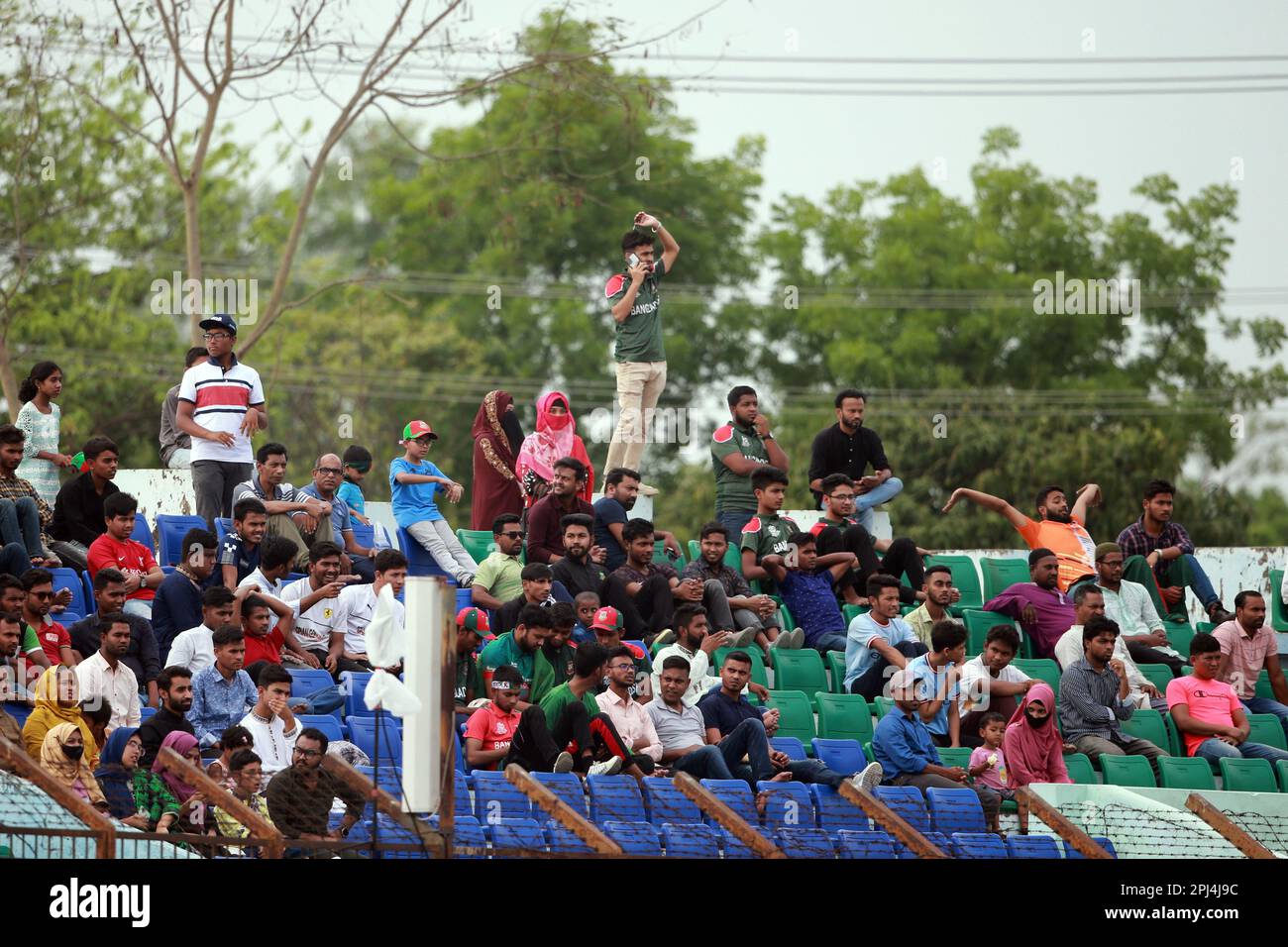 Gli spettatori del Bangladesh si divertiranno con la terza partita del T20I contro l'Irlanda allo stadio Zahur Ahmed Chowdhury, Sagorika, Chattogram, Bangladesh. Foto Stock