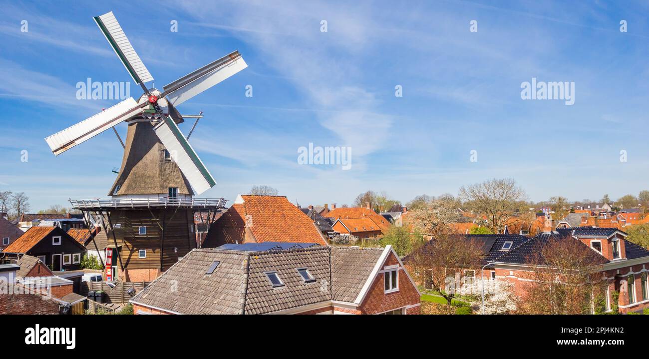 Panorama dello storico mulino a vento a Winsum, Paesi Bassi Foto Stock