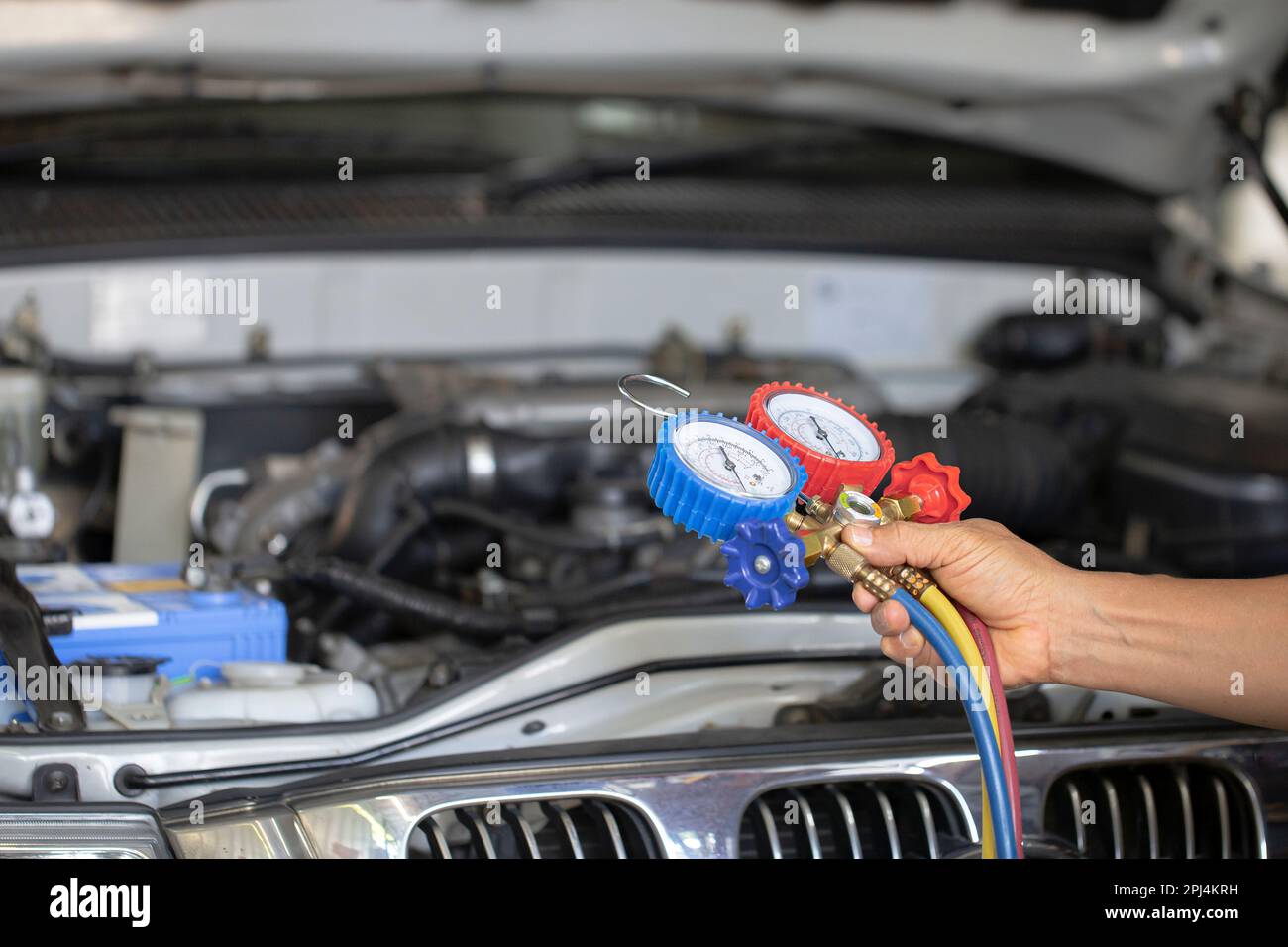 Controllo del condizionatore d'aria dell'auto, rilevamento delle perdite, riempimento del refrigerante. Foto Stock