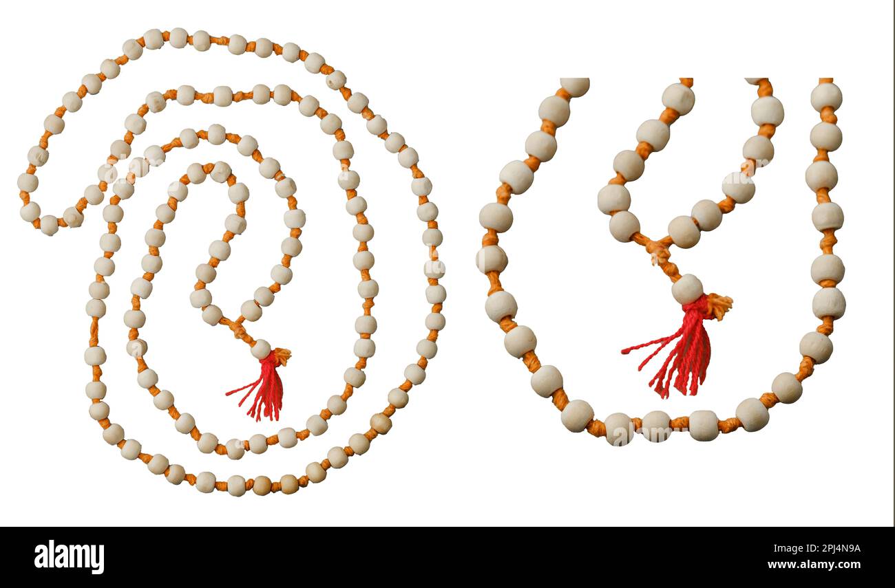 Perline di legno di mala utilizzate nell'Induismo per la preghiera, isolate su sfondo bianco Foto Stock