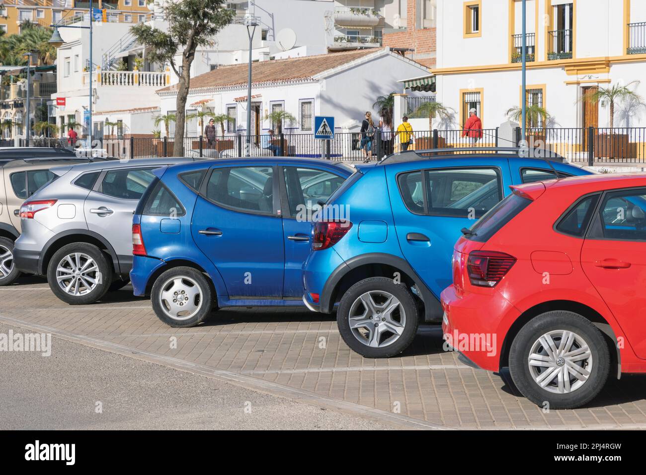 Auto parcheggiate in fila in una strada. Marbella, Costa del Sol, Provincia di Malaga, Spagna. Foto Stock