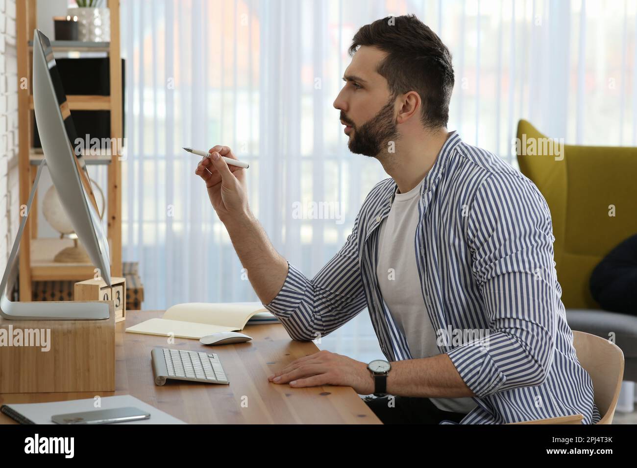 Test online. Uomo che studia con il computer a casa Foto Stock