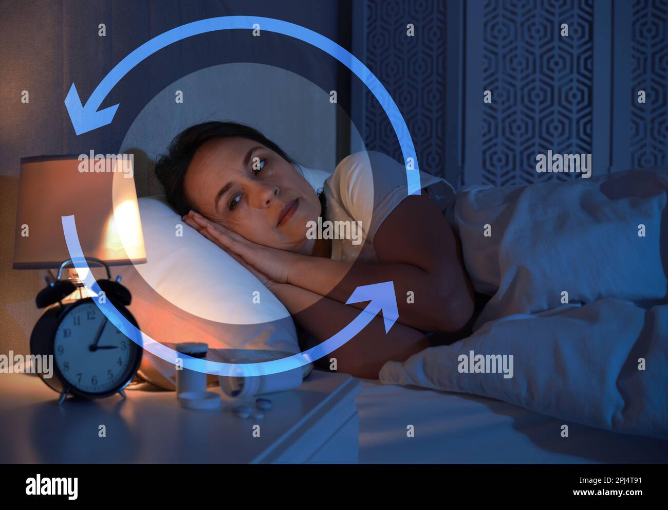 Donna matura che soffre di insonnia a letto di notte. Problema di privazione del sonno Foto Stock