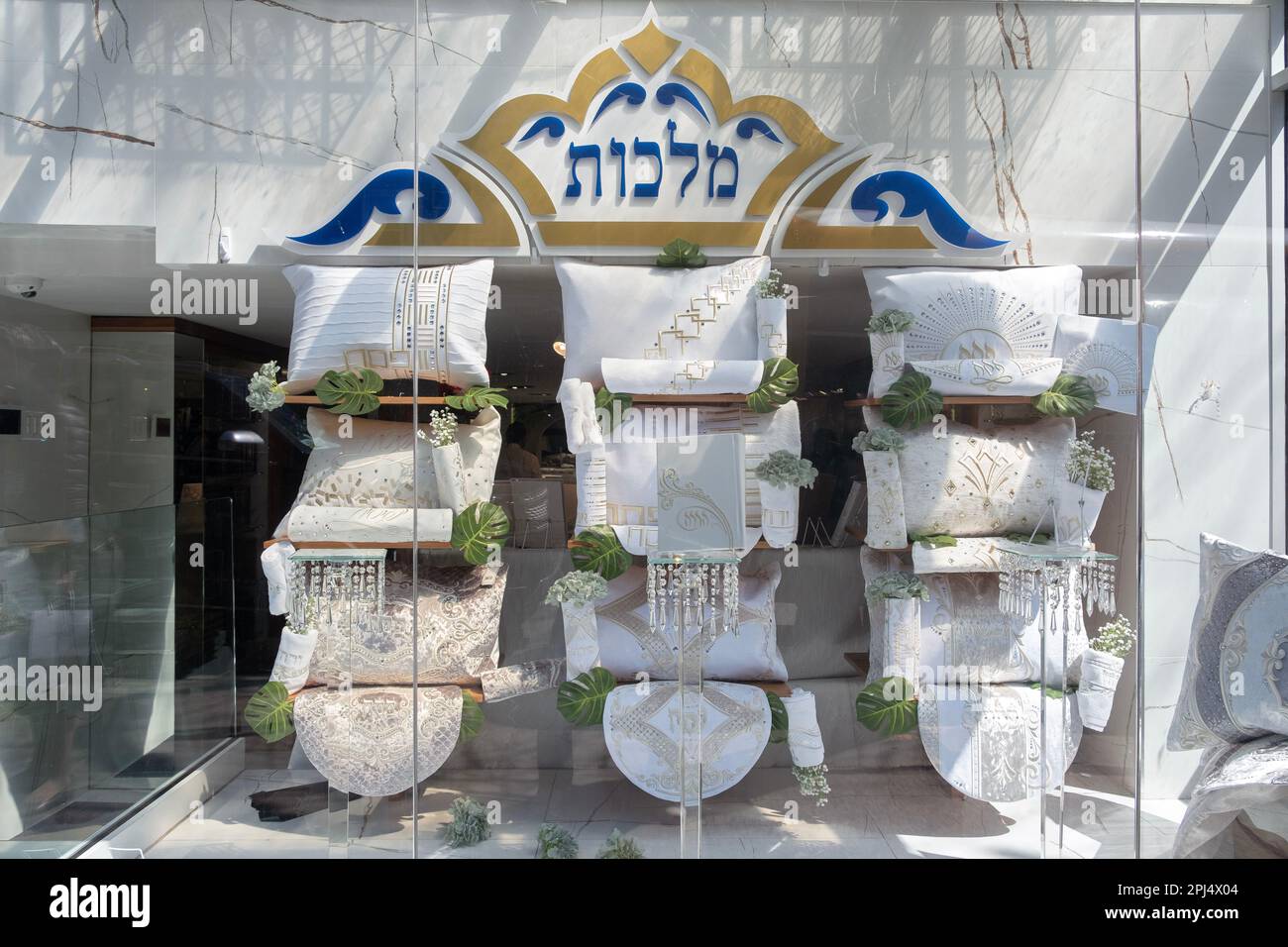 L'esterno di Malchus, un negozio di Judaica su Lee Avenue a Brooklyn, New York City, che mostra oggetti di Pasqua come cuscini per il Seder e le copertine di matzoh Foto Stock
