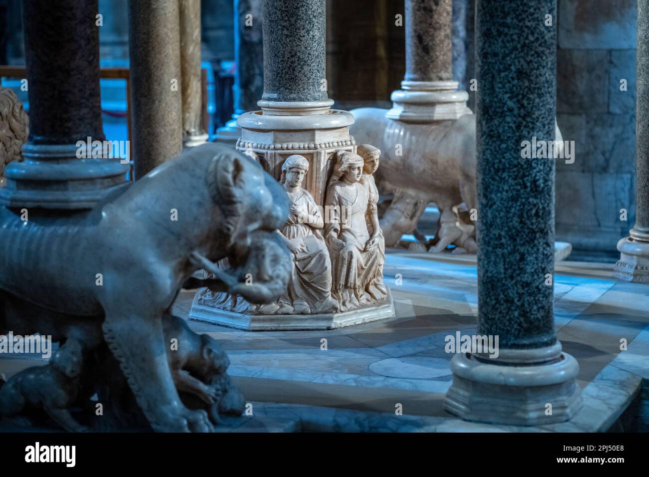 Pulpito di Nicola Pisano nella cattedrale di Siena Foto Stock