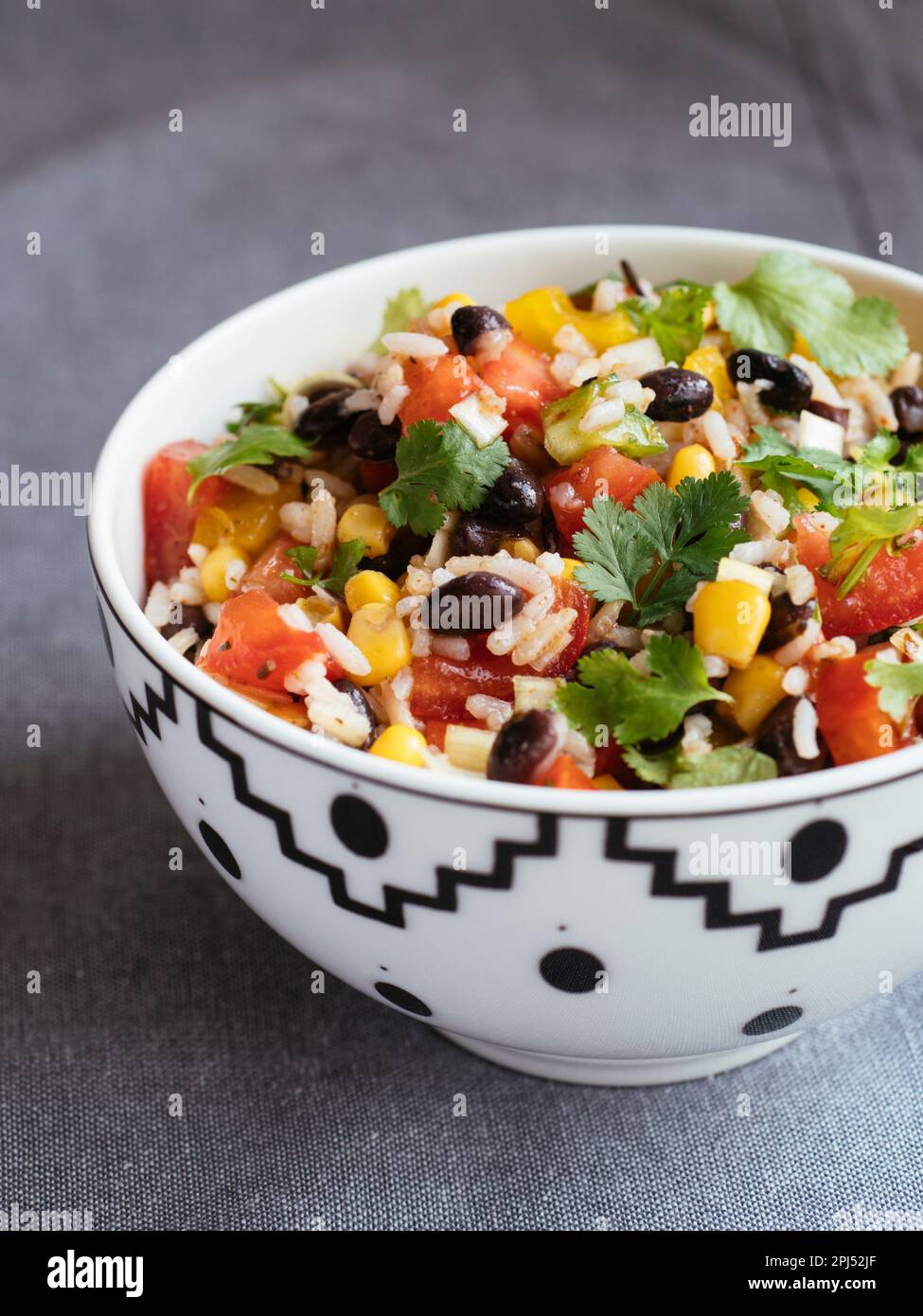 Ciotola con una sana insalata di riso multigrain con fagioli, mais e peperone. Foto Stock