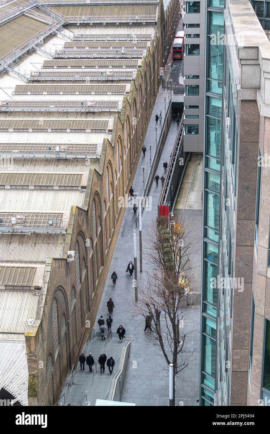 Sun St Passage, girato dall'alto, mostra una parte della stazione di Liverpool St a sinistra. Londra EC2. Foto Stock