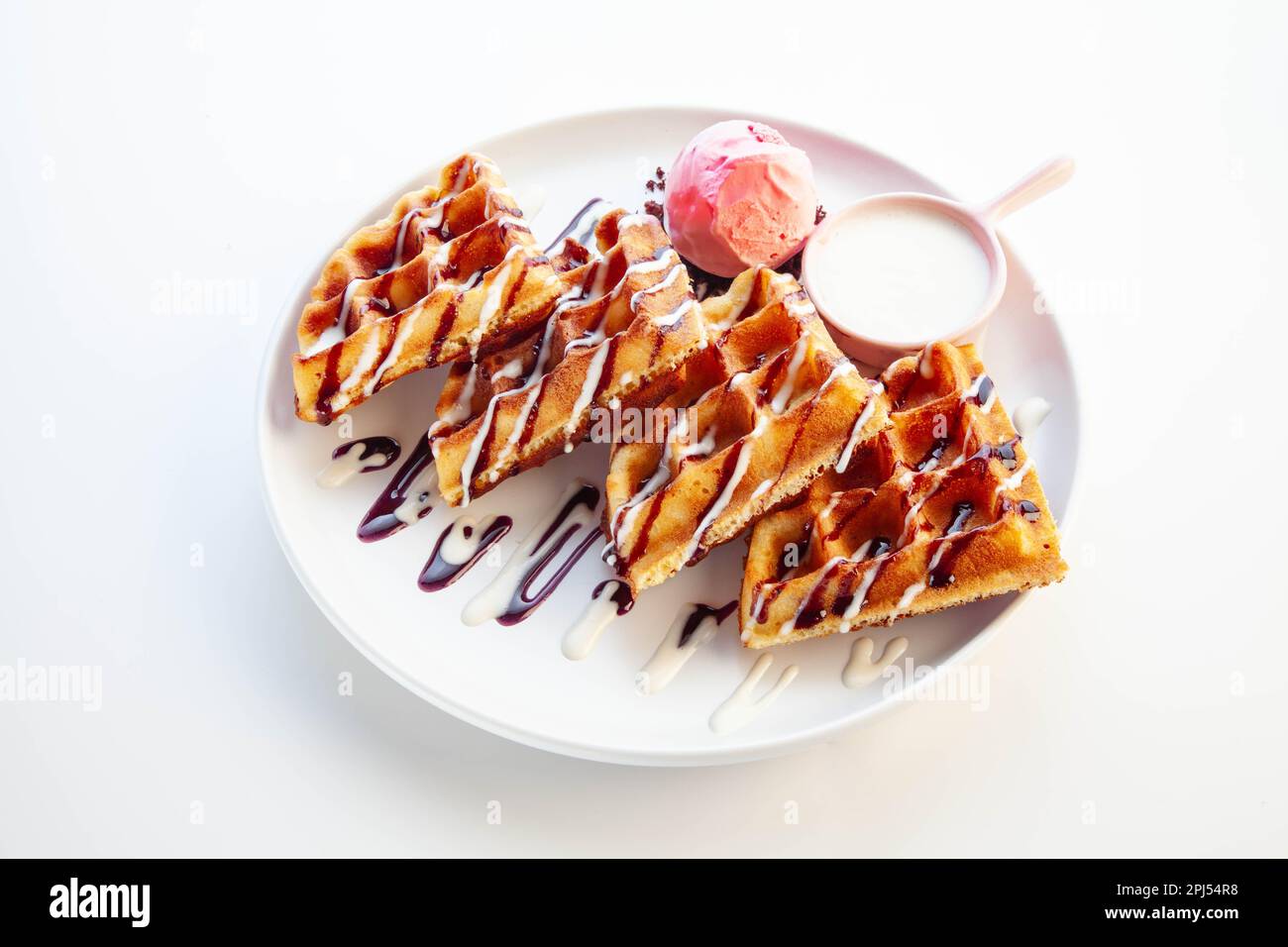 Waffle al cioccolato belga e aroma alla vaniglia con gelato alla fragola. Foto Stock