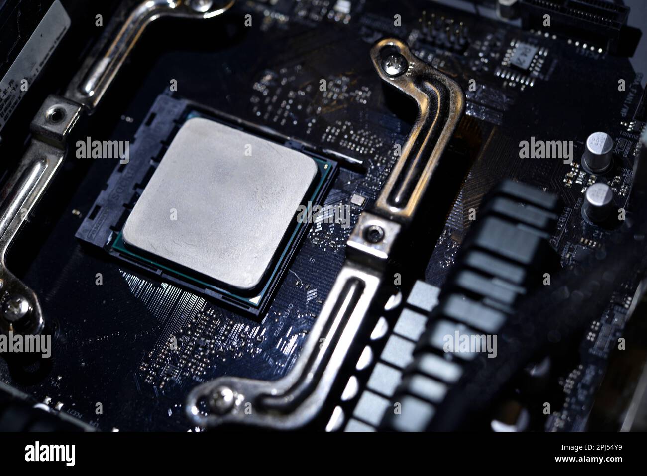 Applicazione di pasta termica sulla superficie del processore del computer. Interfaccia termica sul processore. Foto Stock