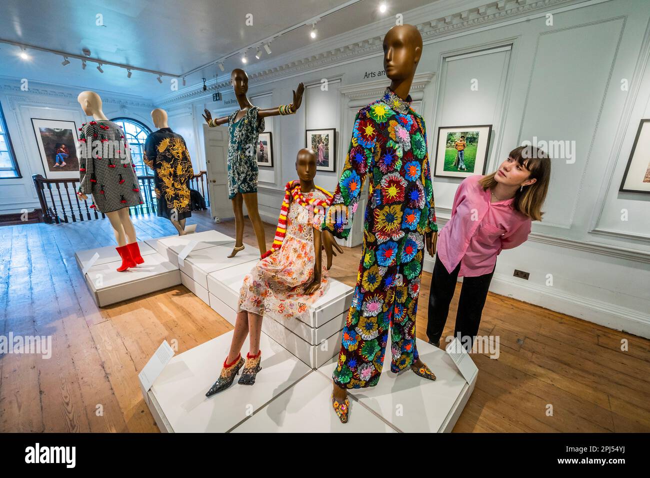 Londra, Regno Unito. 31st Mar, 2023. Tuta in paillettes ‘Psychedahlia’ indossata da Hunter Schafer e altri abiti - la William Morris Gallery svela una mostra del fashion designer Ashish. Credit: Guy Bell/Alamy Live News Foto Stock