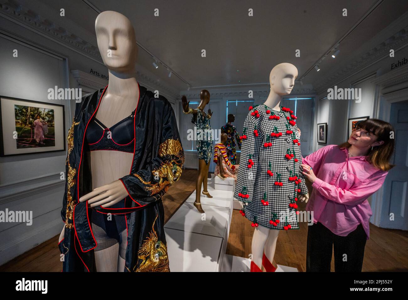 Londra, Regno Unito. 31st Mar, 2023. Cherry Coat e altri abiti - la William Morris Gallery svela una mostra del fashion designer Ashish. Credit: Guy Bell/Alamy Live News Foto Stock