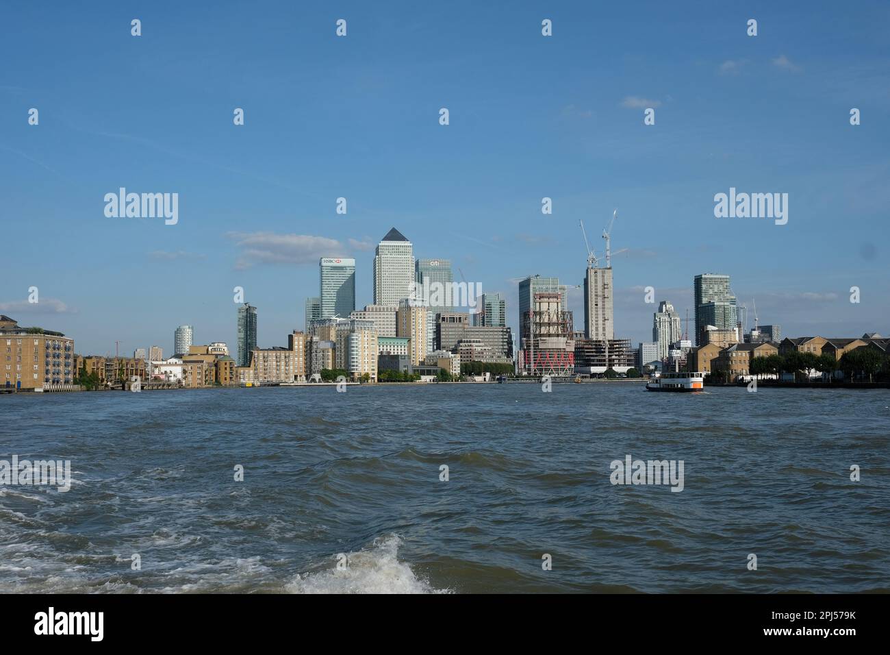 Edifici a Canary Wharf visti dal Tamigi a Londra, Regno Unito. Agosto 2017. Fotografo: Bryn Colton Foto Stock