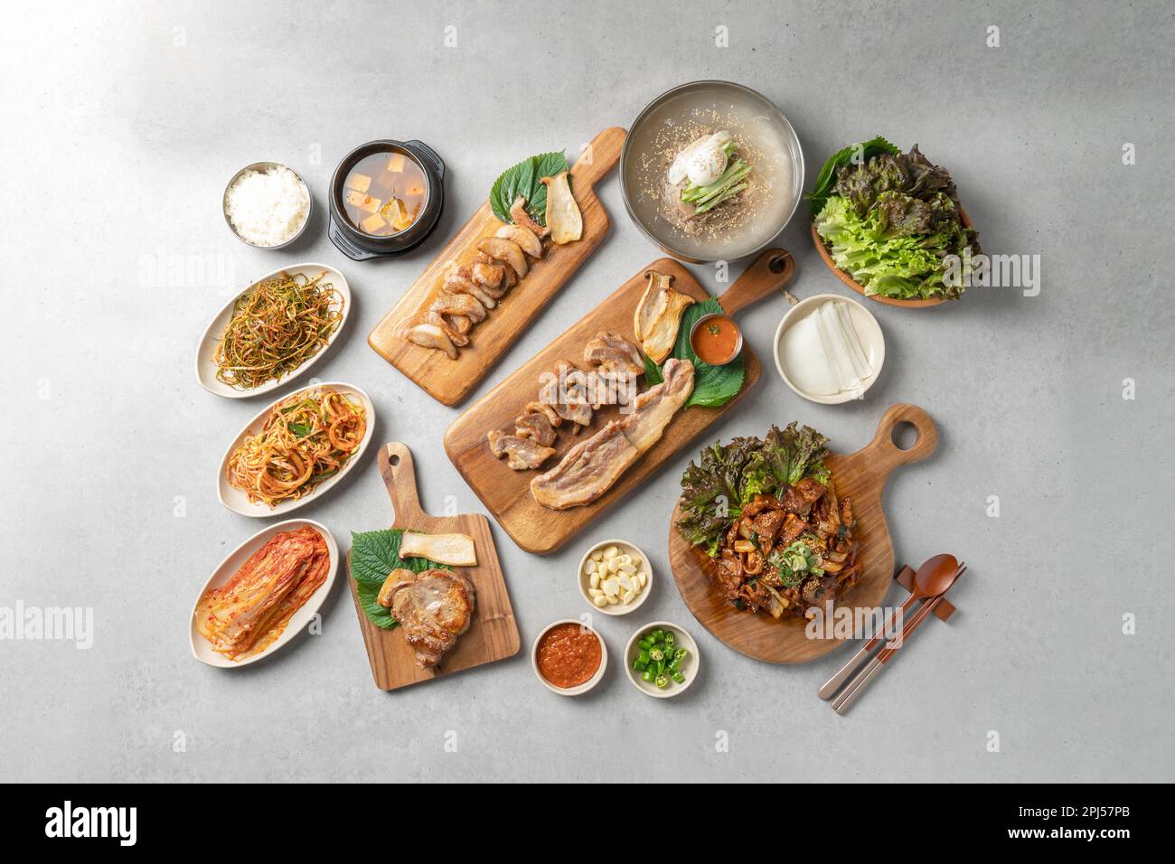 Cibo coreano STIR-fritto carne Set pasto coreano cibo refrigerato maiale collo alla griglia set Foto Stock