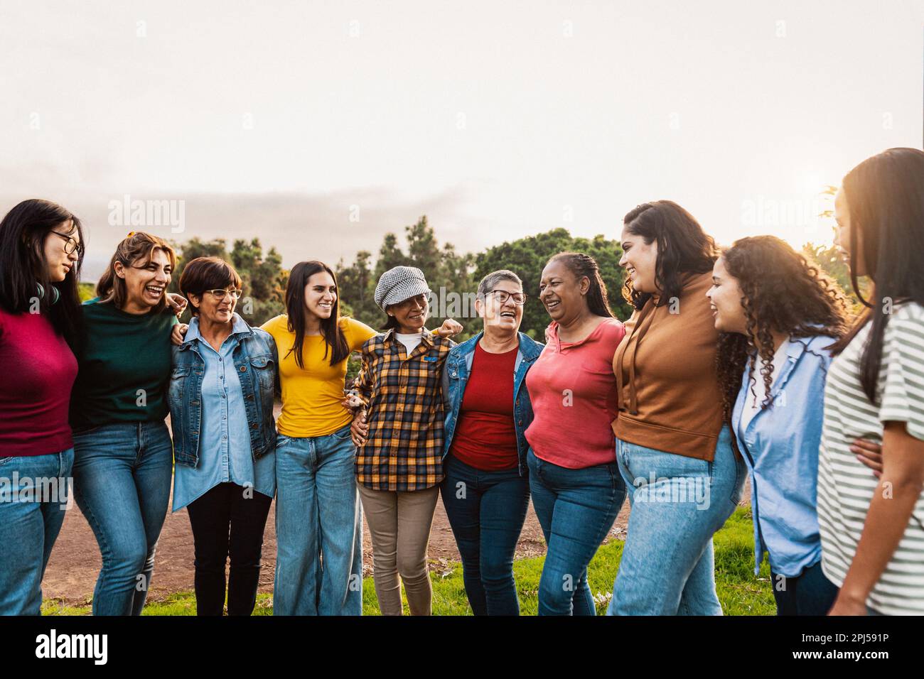 Felice gruppo multigenerazionale di donne con diverse età ed etnie divertirsi in un parco pubblico - concetto di diversità delle persone Foto Stock