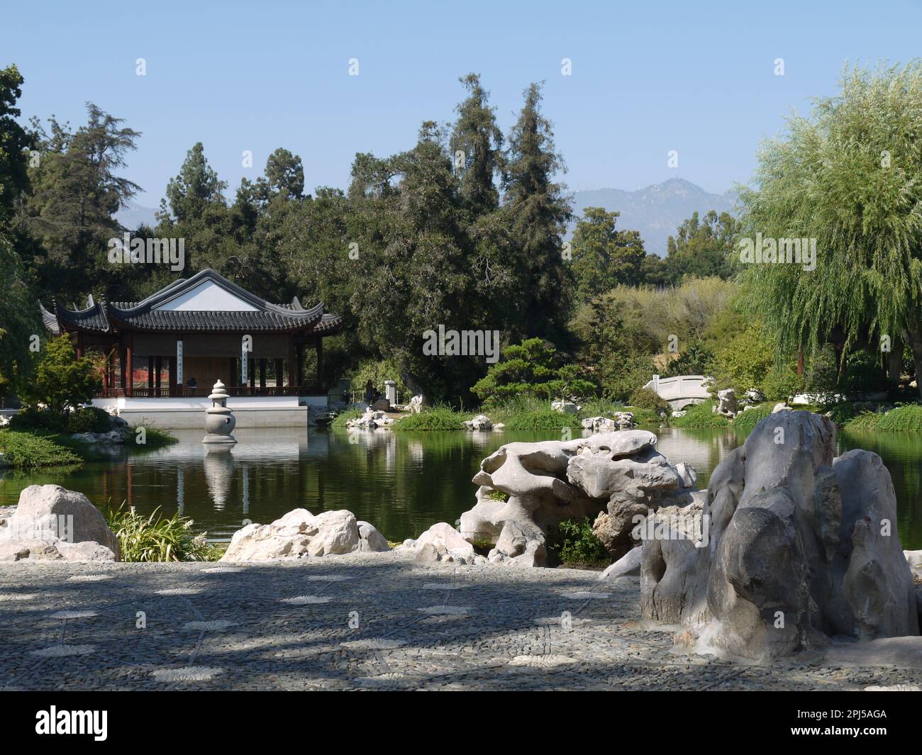 Amore per il Padiglione di Loto e il Lago di Fragrance riflessa nel Giardino Cinese di Fragrance fluente, Giardini Botanici di Huntington, San Marino Foto Stock