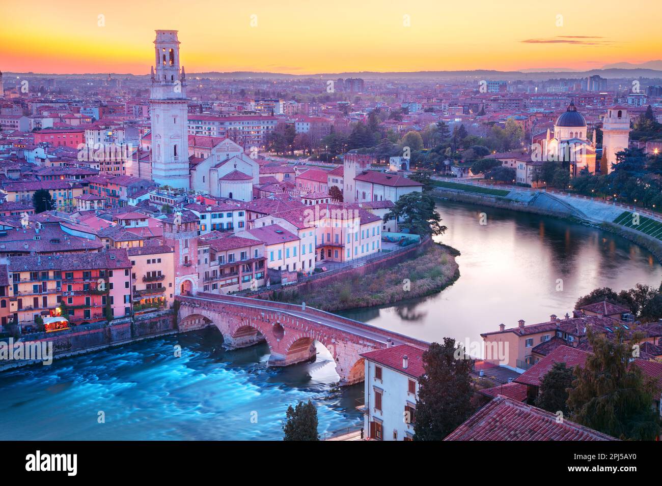 Verona, Italia. Immagine aerea del paesaggio urbano dell'iconica città italiana di Verona al tramonto. Foto Stock