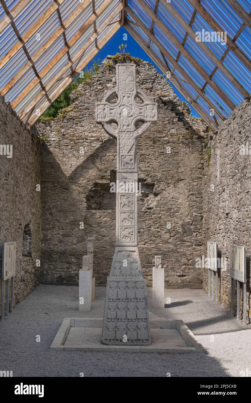 Irlanda, Contea di Kildare, Moone High Cross risalente al 8th ° secolo, ma che sono sepolti e non scoperto fino al 1835 prima di essere restaurato. Foto Stock
