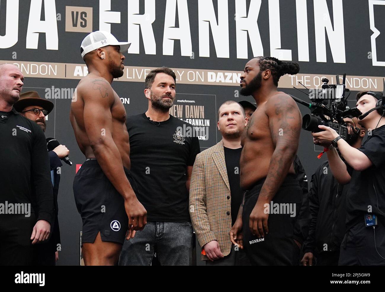 Anthony Joshua (a sinistra) e Jermaine Franklin Face-off durante il pesata a Westfield London. Data immagine: Venerdì 31 marzo 2023. Foto Stock