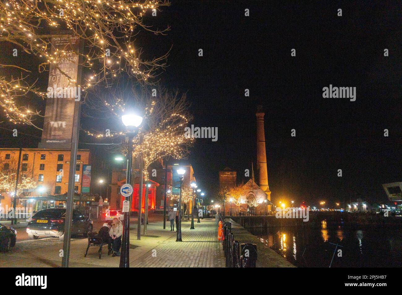 La Pump House accanto al Royal Albert Dock di Liverpool di notte Foto Stock