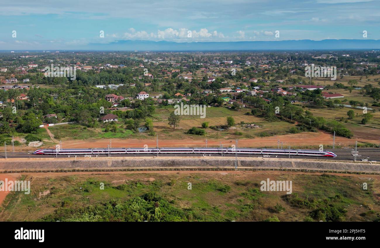 Boao. 25th Nov 2022. Questa foto aerea scattata il 25 novembre 2022 mostra un treno Lane Xang EMU (unità elettrica multipla) che corre sulla ferrovia Cina-Laos nel sobborgo di Vientiane, Laos. Credit: Kaikeo Saiyasane/Xinhua/Alamy Live News Foto Stock