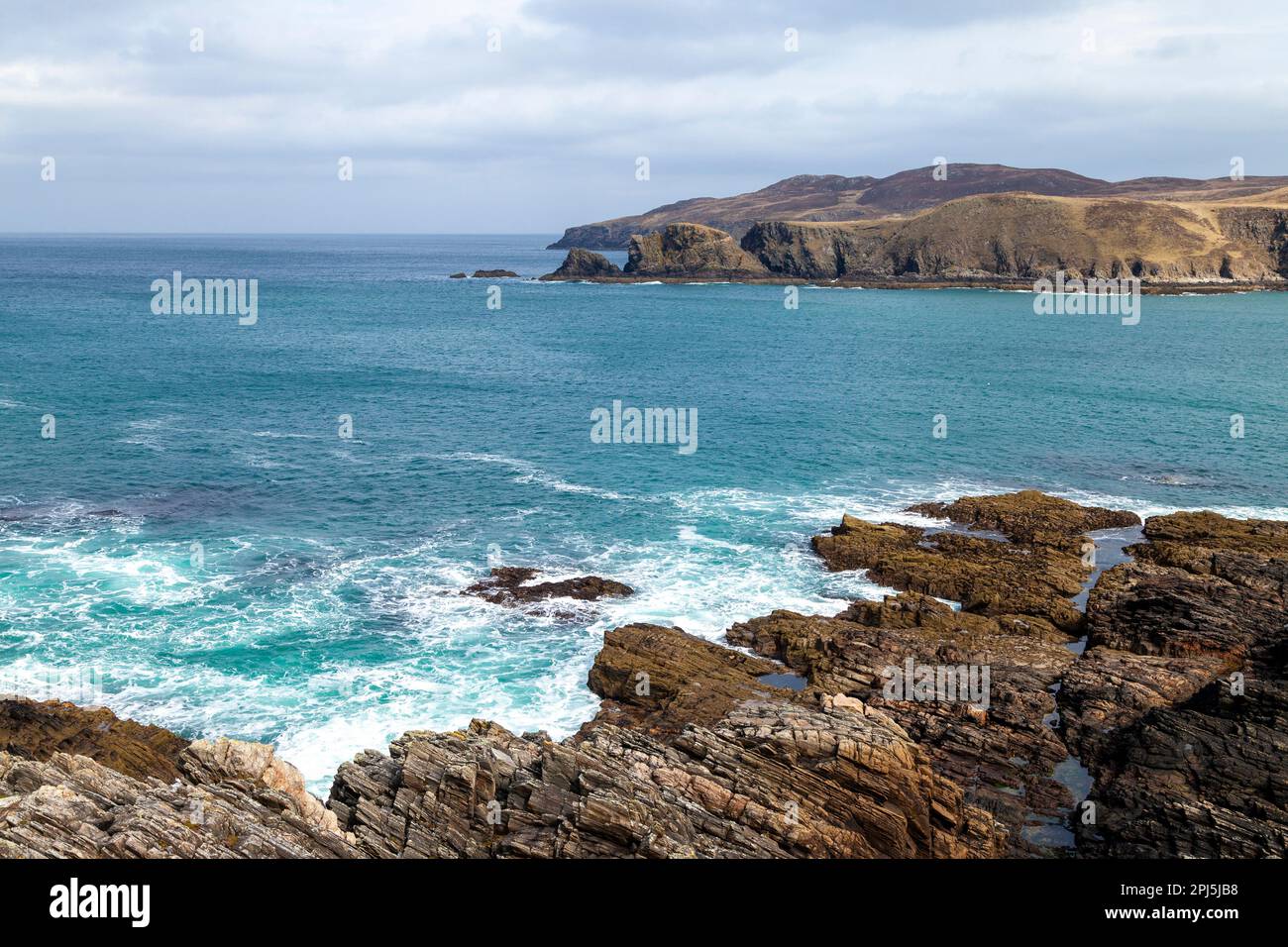 Costa rocciosa vicino Bettyhill lungo la NC500 Foto Stock