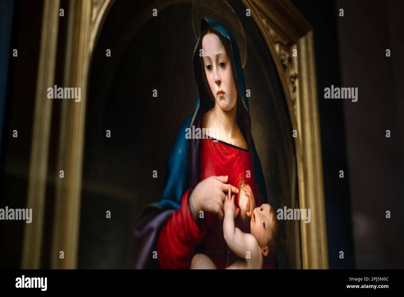 Particolare della Madonna che allatta il Bambino, (1518), di Giuliano Bugiardini, negli Uffizi. Una Madonna che allatta al seno. Foto Stock