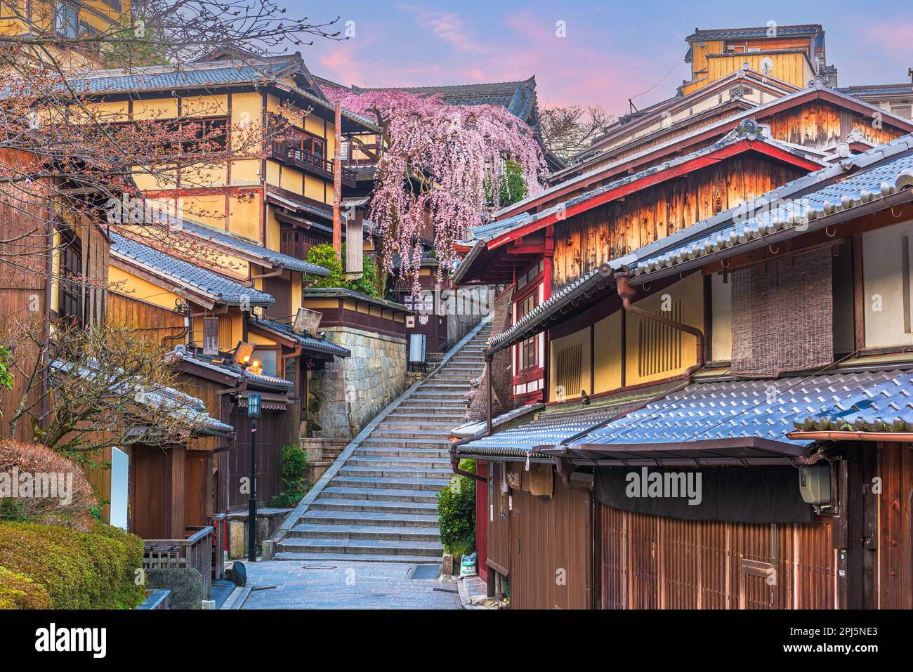 Kyoto, Giappone primavera nel quartiere storico Higashiyama arte alba. Foto Stock