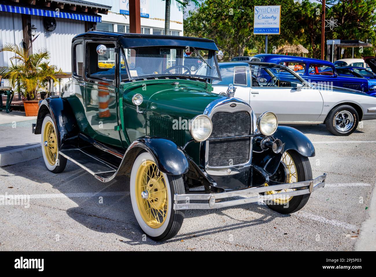 Auto verde d'epoca in Dearborn Street, Englewood, Florida Foto Stock