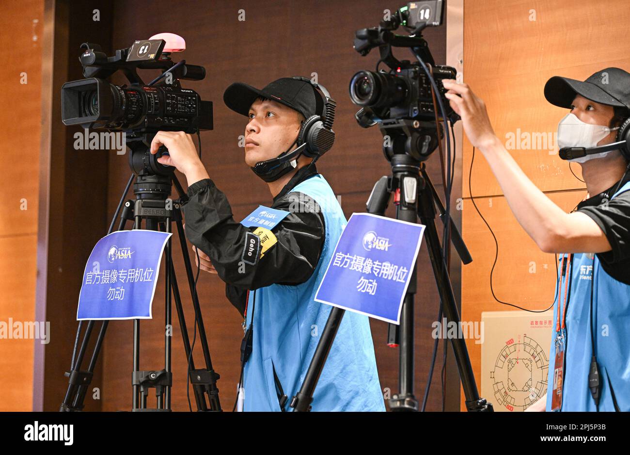 Boao, provincia cinese dell'Hainan. 29th Mar, 2023. Lavori di cameramen durante una sessione del Forum di Boao per l'Asia (BFA) Conferenza annuale 2023 a Boao, nella Provincia Hainan della Cina meridionale, 29 marzo 2023. Credit: Pu Xiaoxu/Xinhua/Alamy Live News Foto Stock