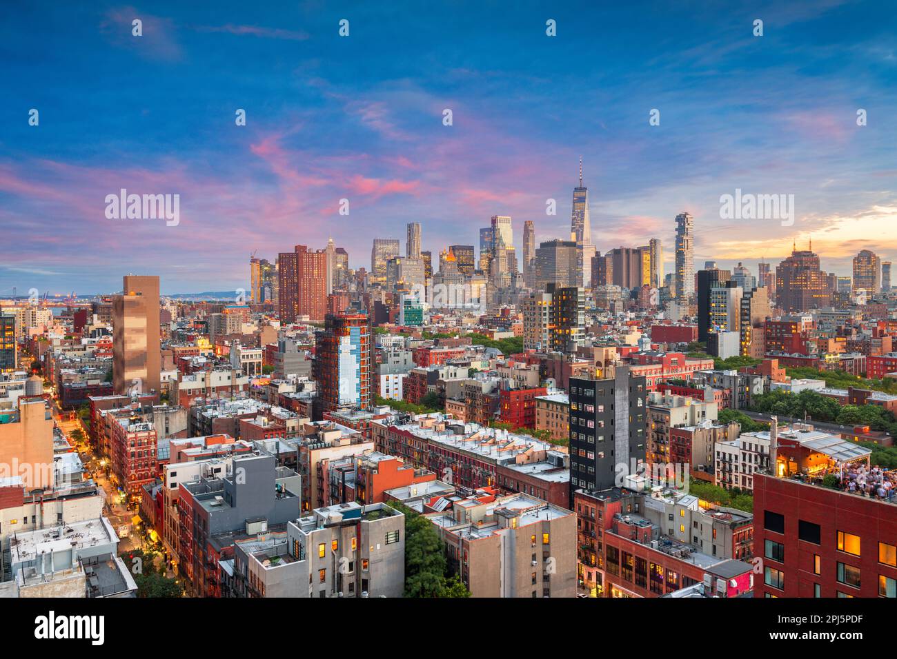 New York, New York, USA la parte inferiore di Manhattan skyline della città vista sul tetto al tramonto. Foto Stock