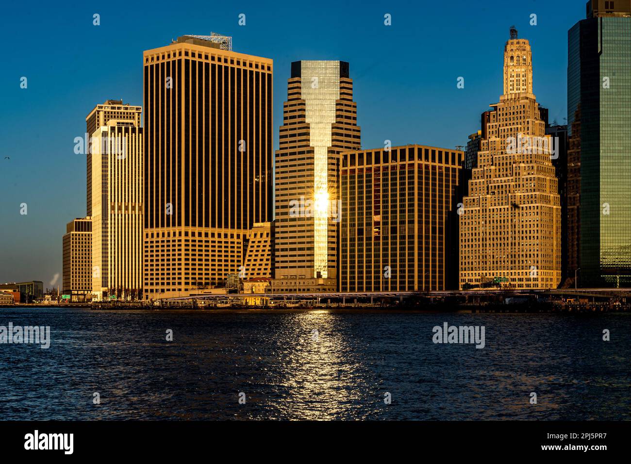 Brooklyn, NY - USA - 26 marzo 2023 Alba che riflette 32 Old Slip, conosciuta anche come One Financial Square, un grattacielo in granito e vetro postmoderno Foto Stock