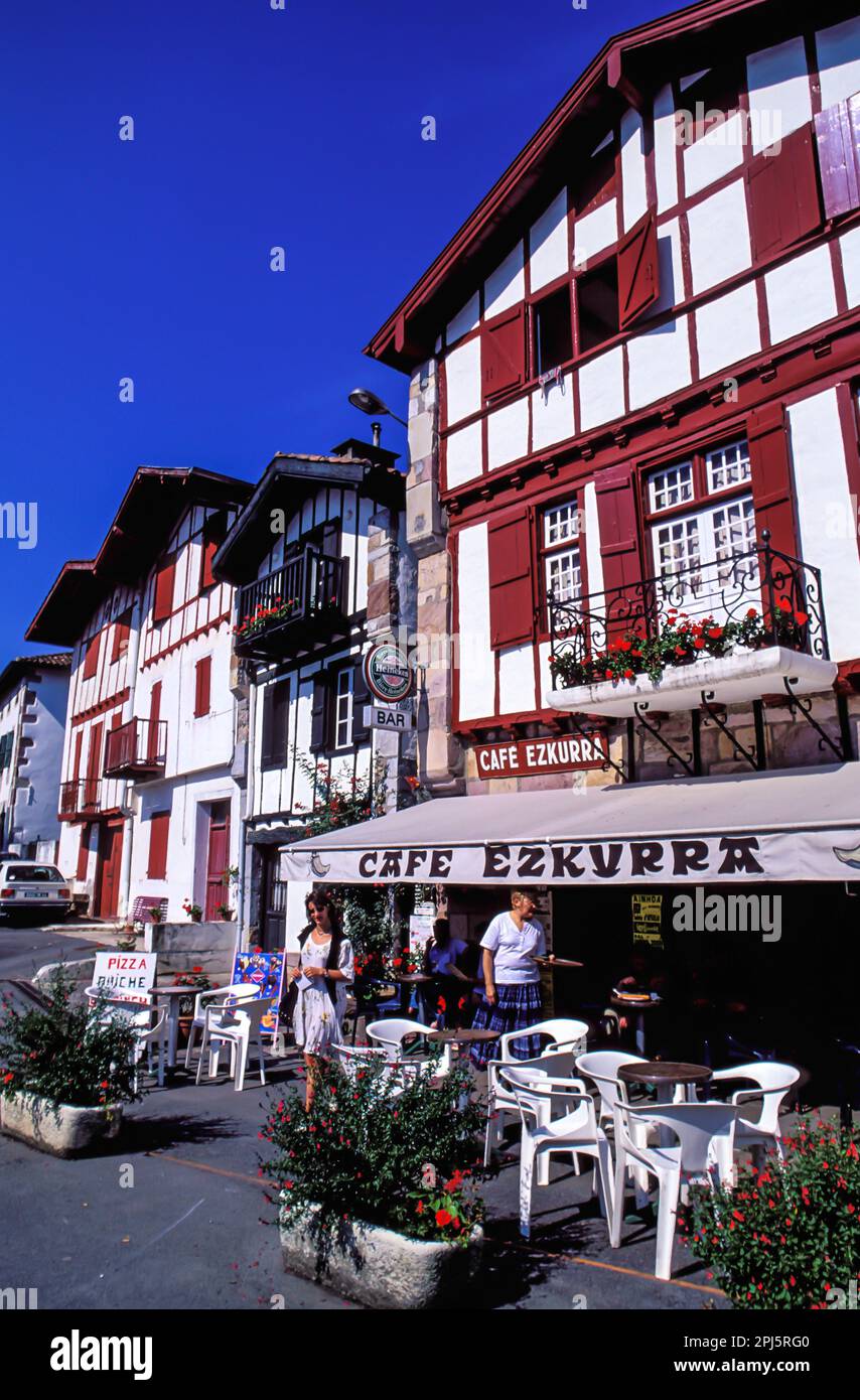 Francia. Pirenei Atlantici (64) Paesi Baschi. Le case tradizionali di Ainhoa, etichettate come uno dei più bei villaggi di Francia Foto Stock