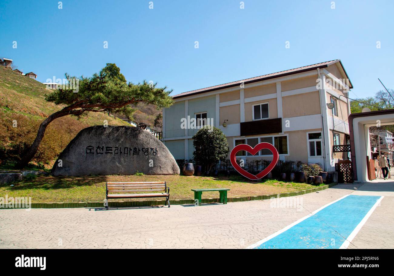 The Suncheon Drama Film Set, 27 marzo 2023 : The Suncheon Drama Film Set a Suncheon, circa 420 km (261 miglia) a sud di Seoul, Corea del Sud. La location del film aperto comprende tre villaggi che rappresentano i diversi periodi dal 1960s al 1980s: 1960s Suncheon città, 1970s povero villaggio collinare di Bongcheon a Seoul e 1980s periferia di Seoul. Nel set sono stati girati vari film, drammi e video musicali. Credit: Lee Jae-won/AFLO/Alamy Live News Foto Stock