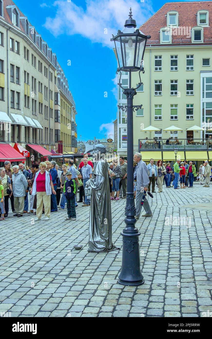 Dresda, Sassonia, Germania - 10 agosto 2007: Arte di strada in azione, mentre la coda davanti alla Frauenkirche sta diventando più lunga. Foto Stock