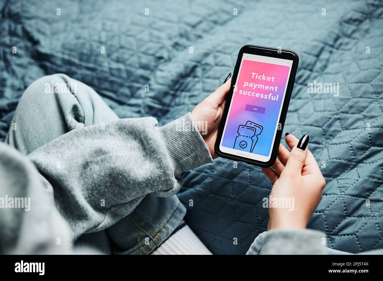 Donna che acquista il biglietto online. Persona che effettua il pagamento online utilizzando l'app di pagamento mobile. Servizio di ordinazione. Acquisto del prodotto nel negozio online tramite smartphone. Onlin Foto Stock