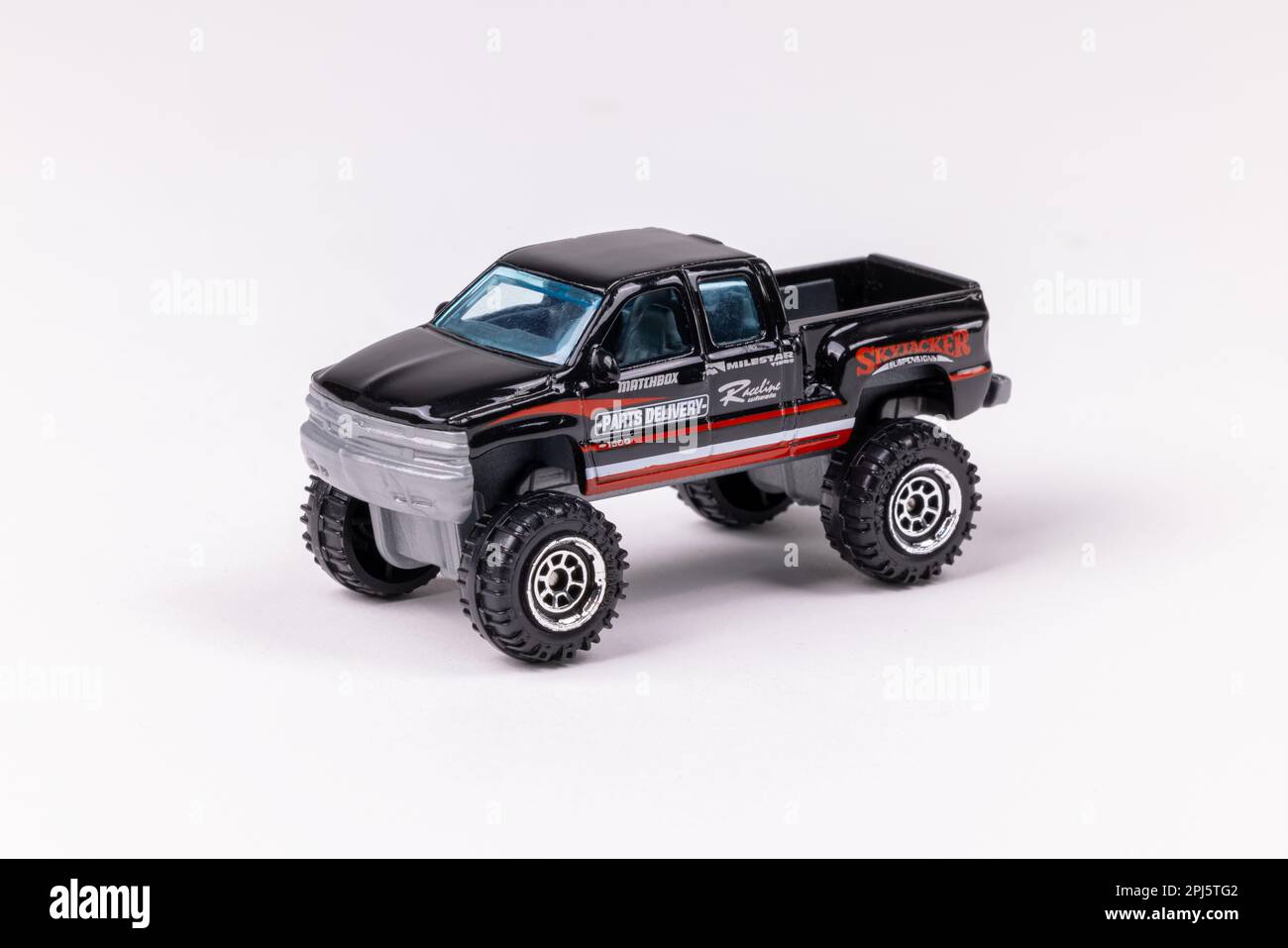 Un primo piano di un camioncino da pickup Matchbox Chevrolet Silverado Skyjacker nero su sfondo bianco Foto Stock