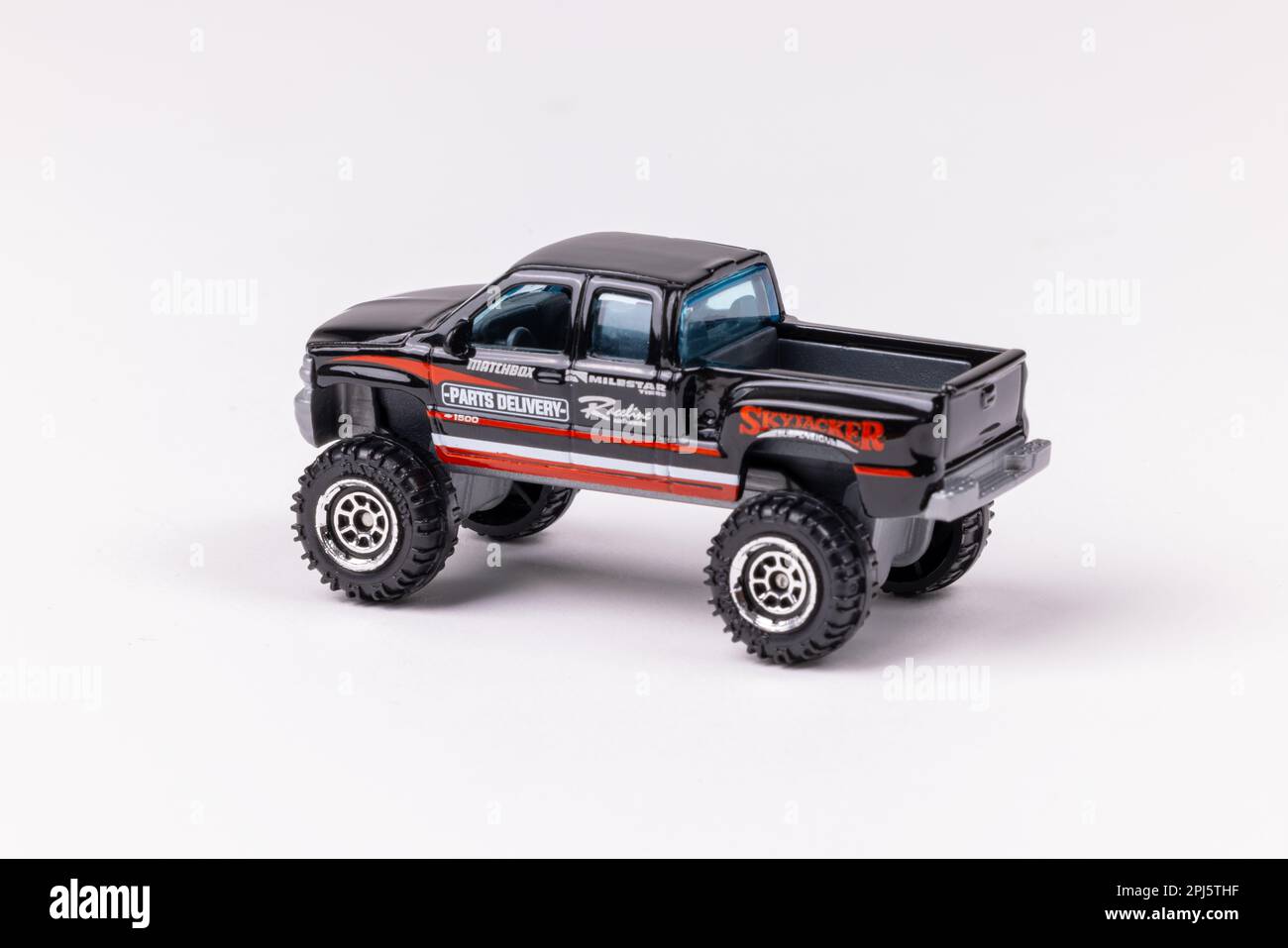 Un primo piano di un camioncino da pickup Matchbox Chevrolet Silverado Skyjacker nero su sfondo bianco Foto Stock