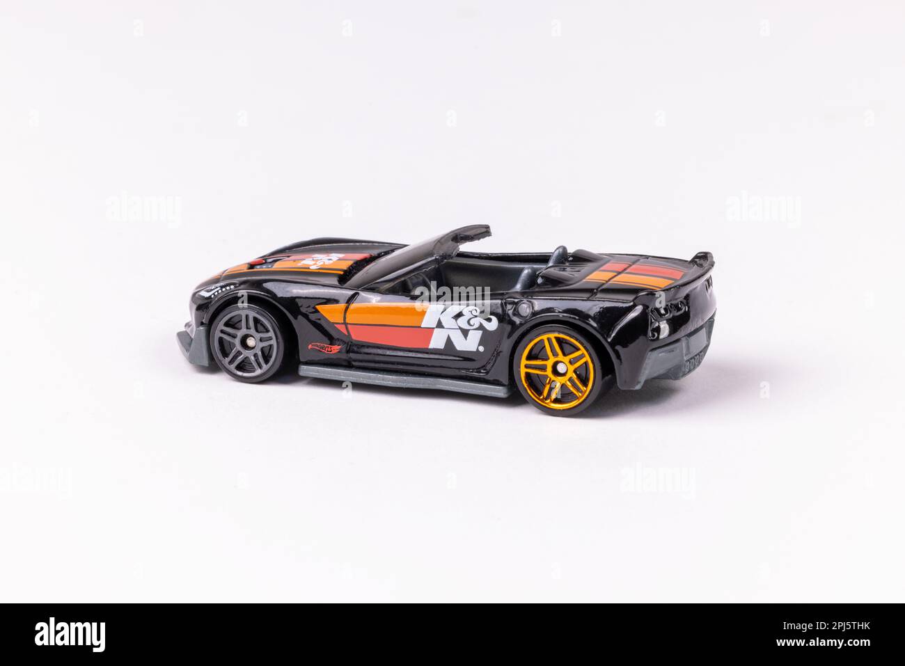 Primo piano di una versione K&N convertibile Hot Wheels Corvette C7 Z06 nera su sfondo bianco Foto Stock