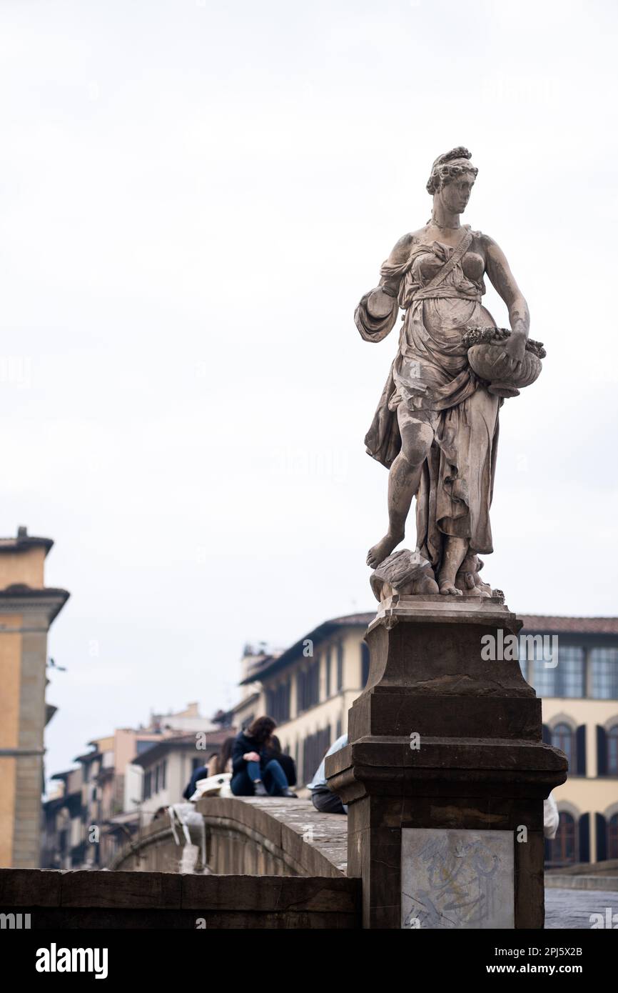 Statua di Primavera sul lato nord del Ponte Santa Trinita sul fiume Arno, Firenze Foto Stock