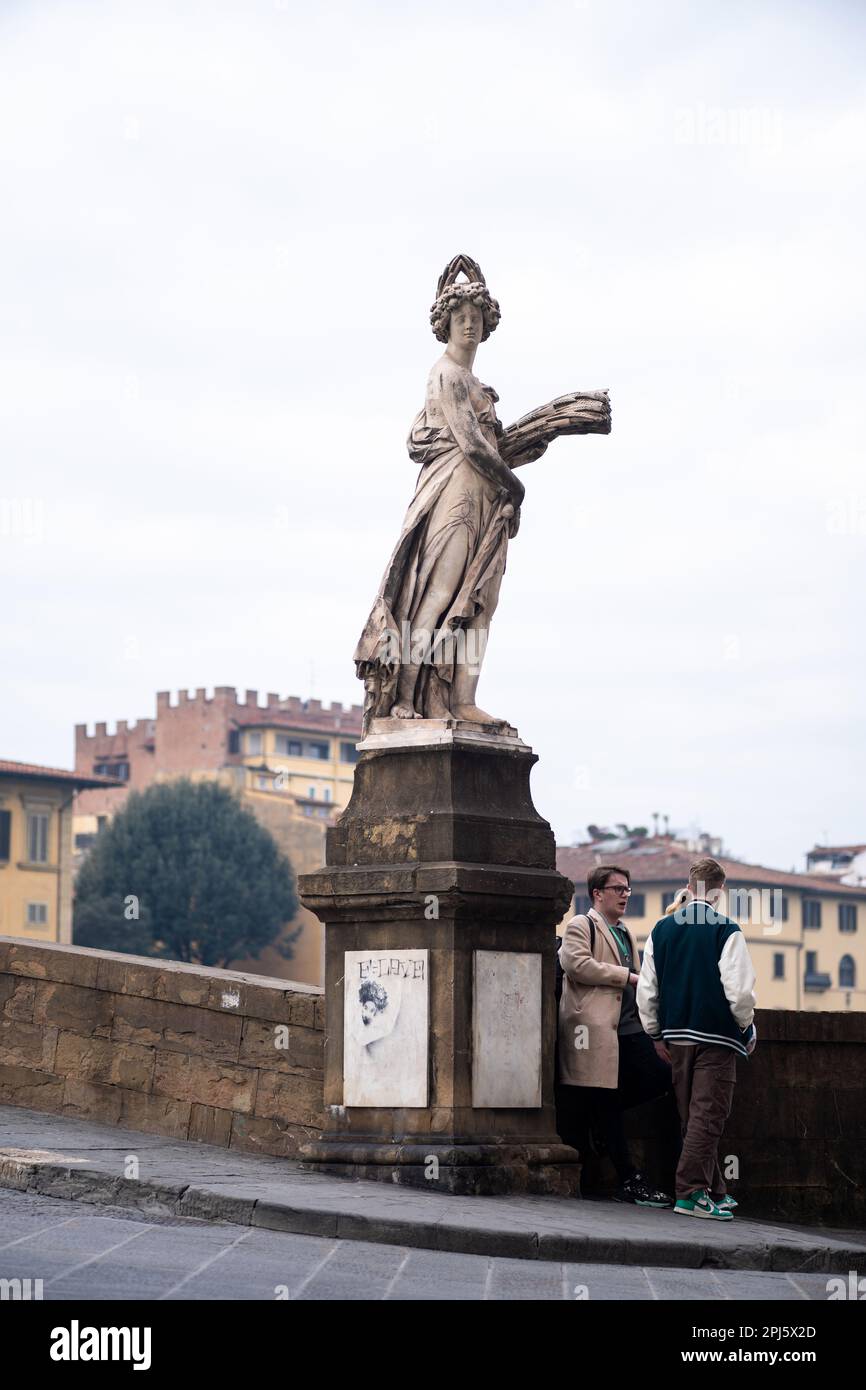 Statua estiva sul Ponte Santa Trinita sul fiume Arno, Firenze Foto Stock