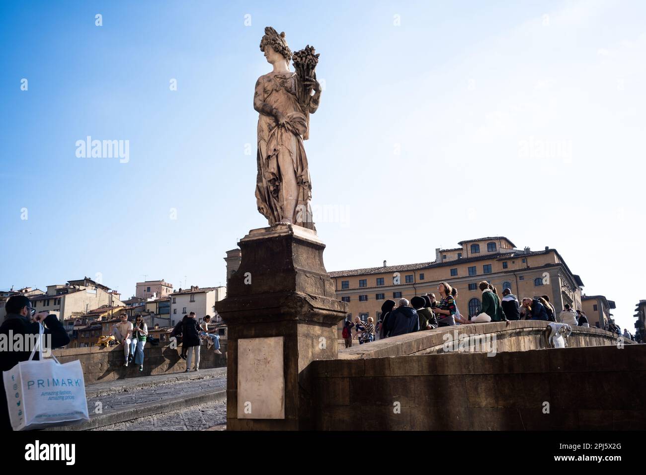 Statua estiva sul Ponte Santa Trinita sul fiume Arno, Firenze Foto Stock