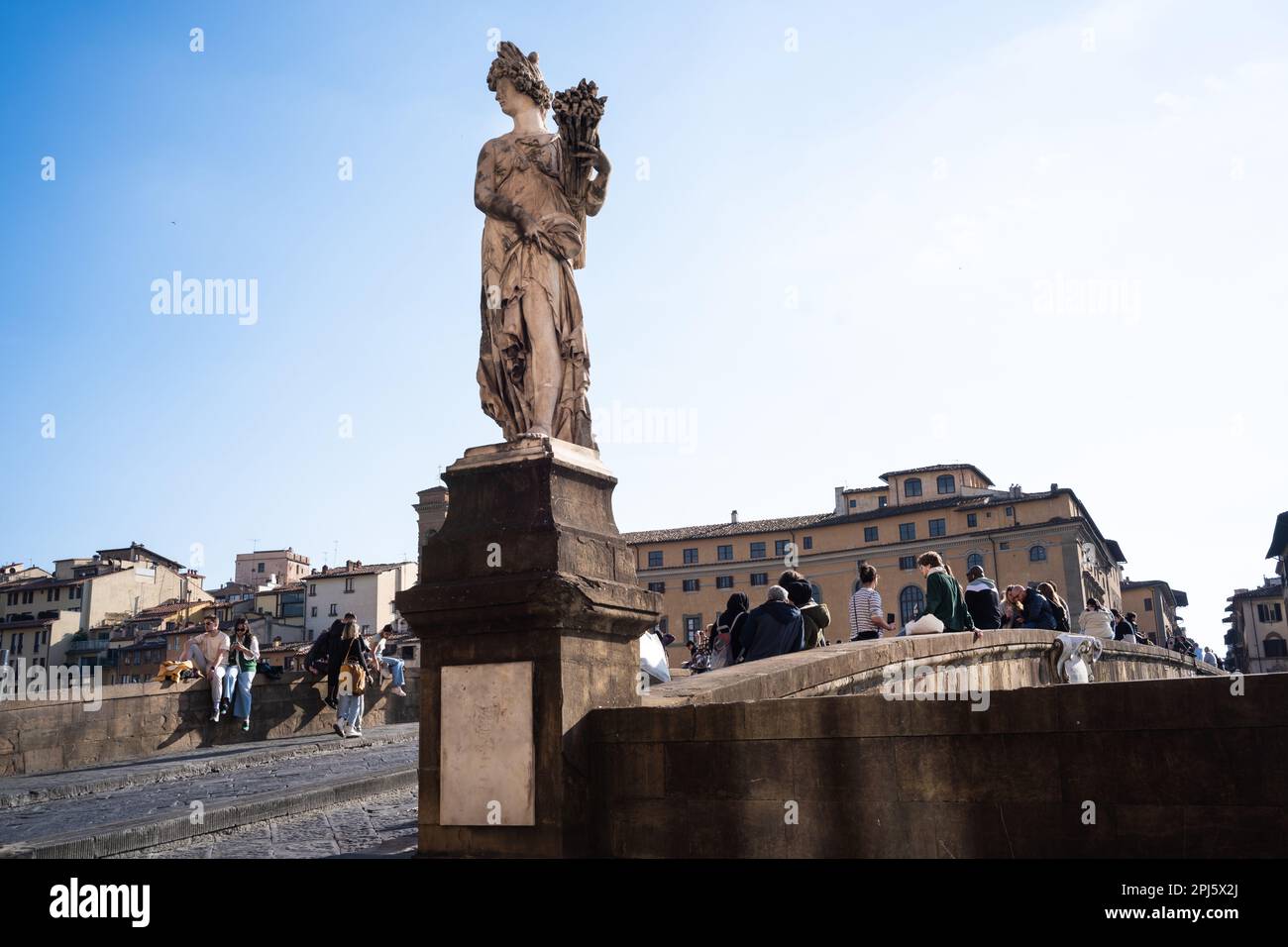 Statua estiva sul Ponte Santa Trinita sul fiume Arno, Firenze Foto Stock